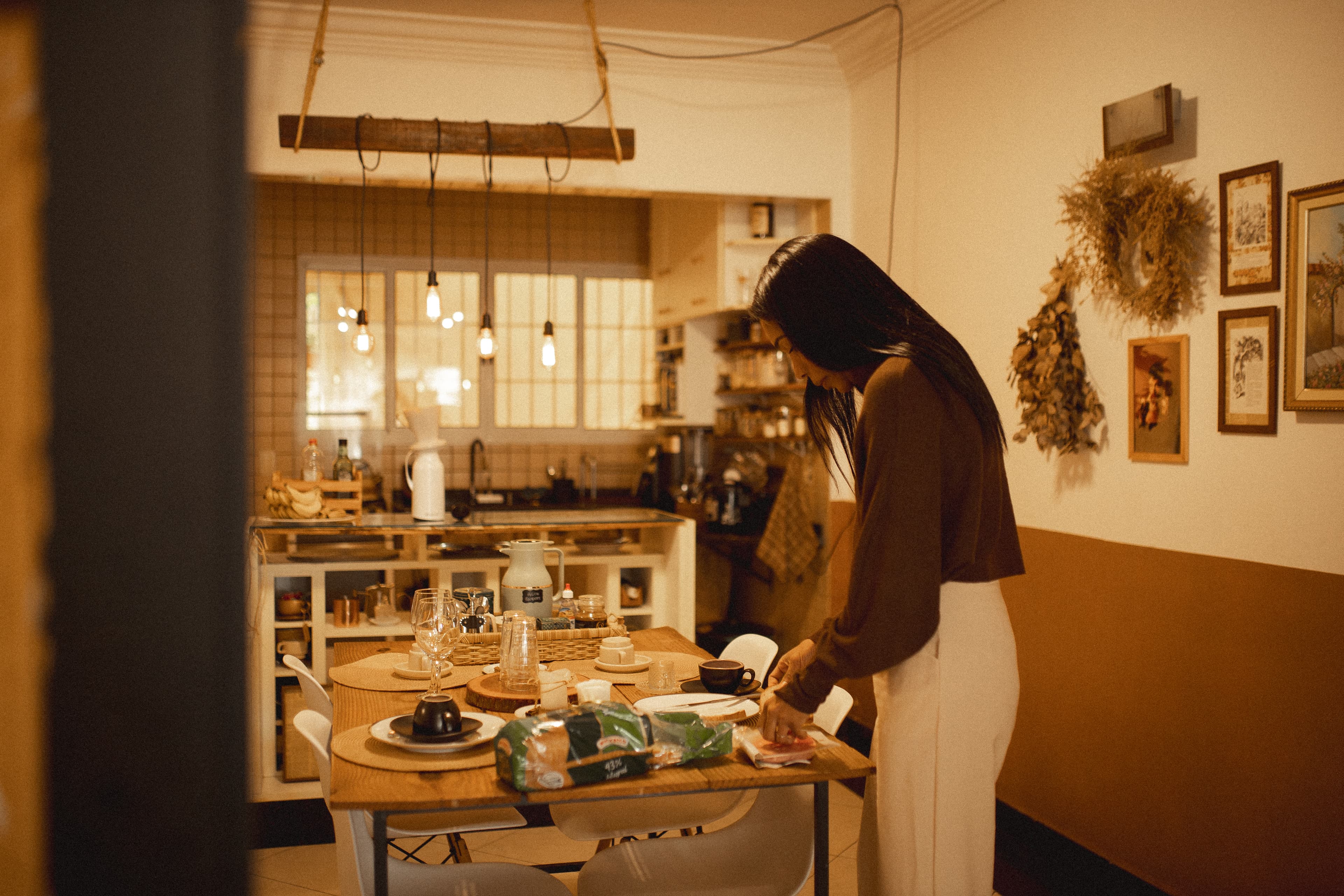 Paula e Erik preparando o café da manhã juntos à mesa.